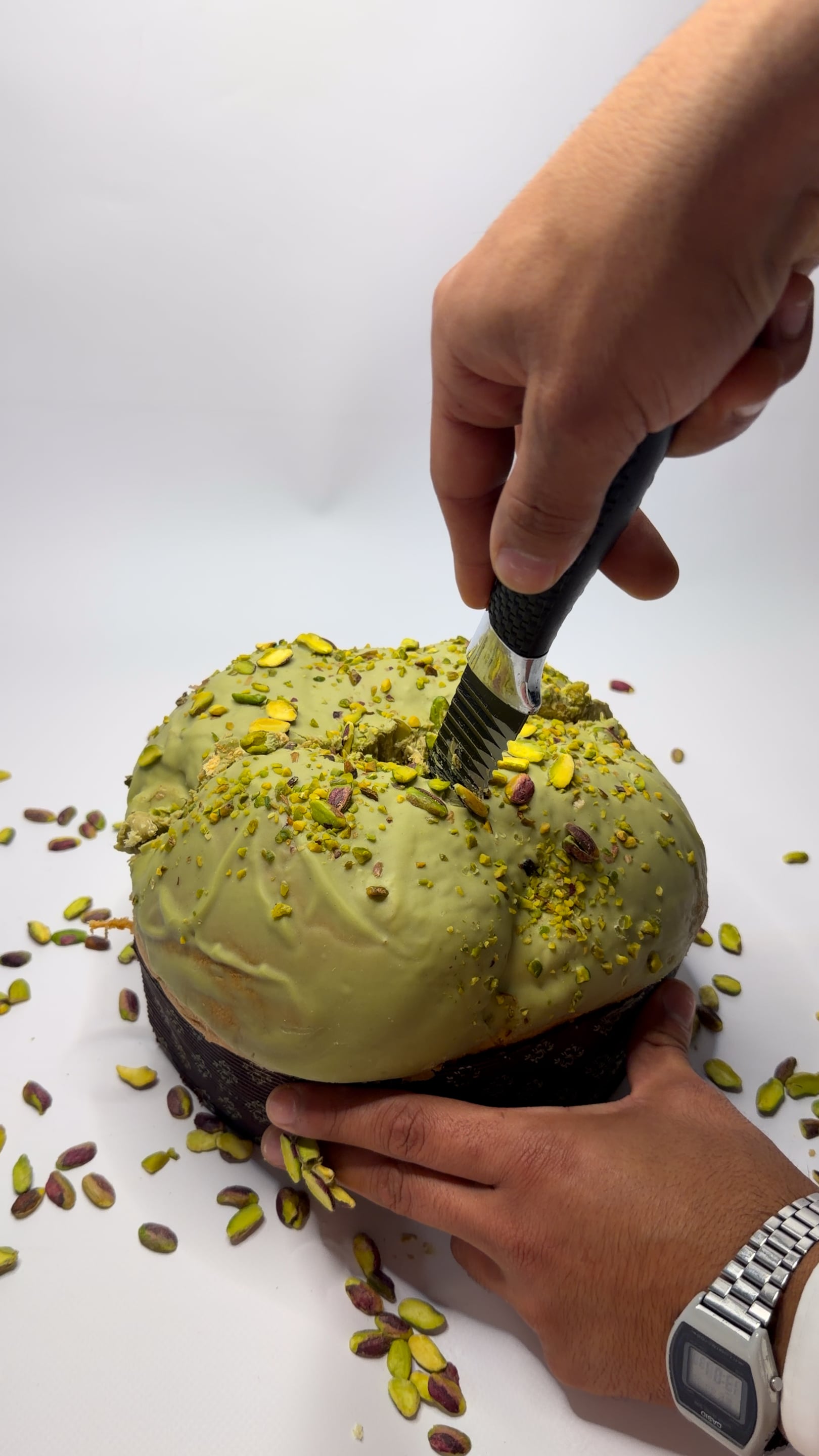 Load video: panettone al pistacchio || taglio